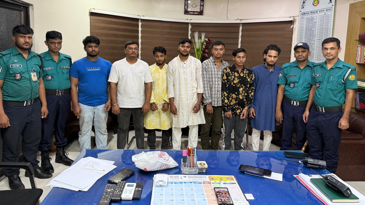রাজধানীতে জনতা-পুলিশের ধাওয়ায় পণ্ড নিষিদ্ধ আ.লীগের মিছিল, গ্রেপ্তার ১২