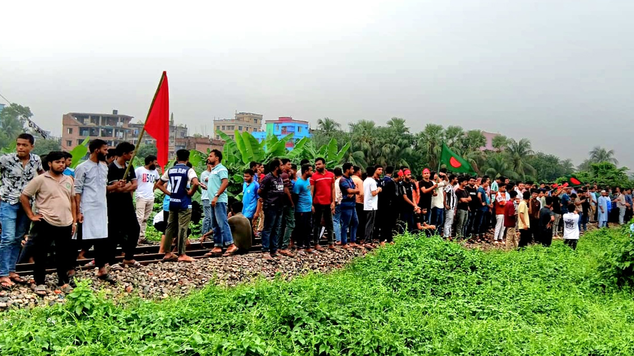 ডিপ্লোমা প্রকৌশলীদের রেল অবরোধ: ঢাকার সাথে উত্তরবঙ্গের যোগাযোগ বন্ধ