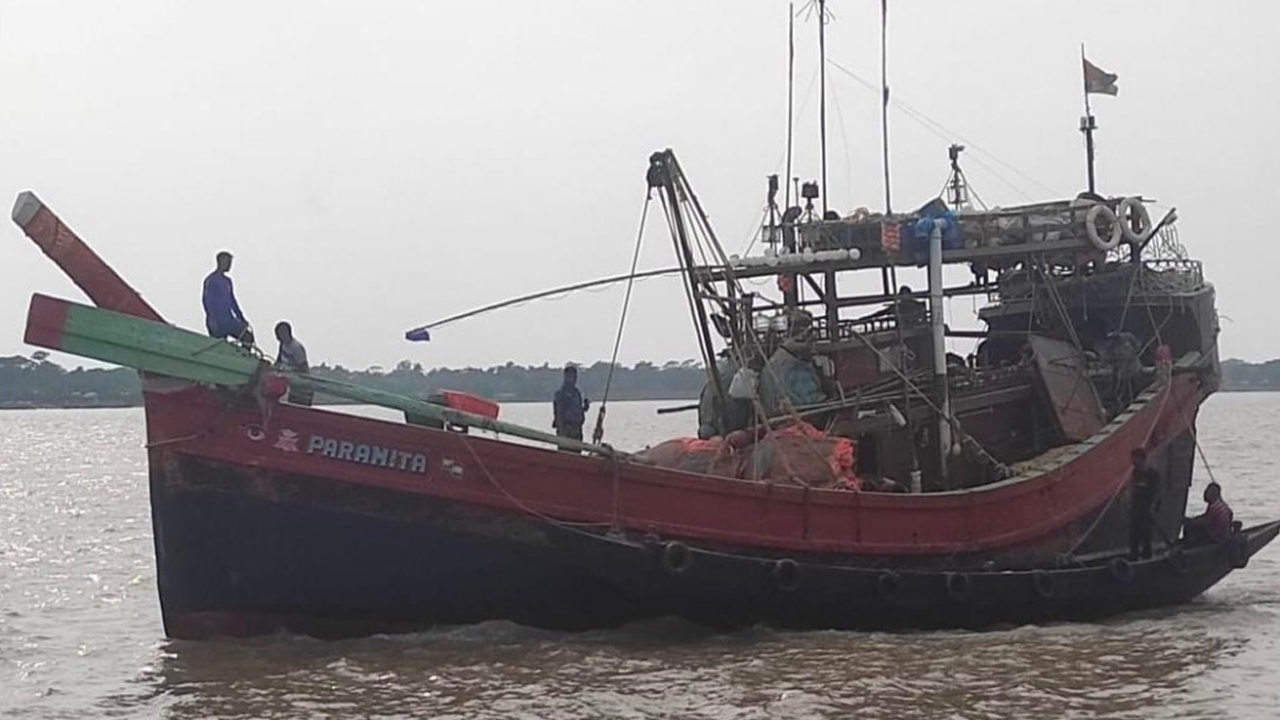 বাংলাদেশের পানিসীমা থেকে ভারতীয় ট্রলারসহ ১৪ জেলে আটক