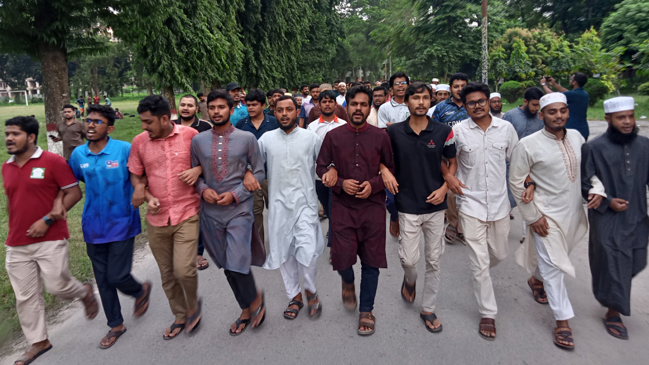 চবির হামলার প্রতিবাদে ইবিতে বিক্ষোভ