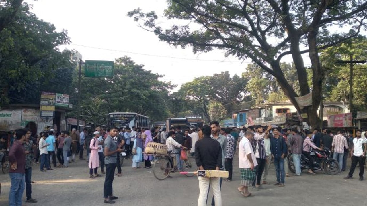 মহাসড়ক সংস্কারের দাবিতে ইবি শিক্ষার্থীদের ব্লকেড কর্মসূচি