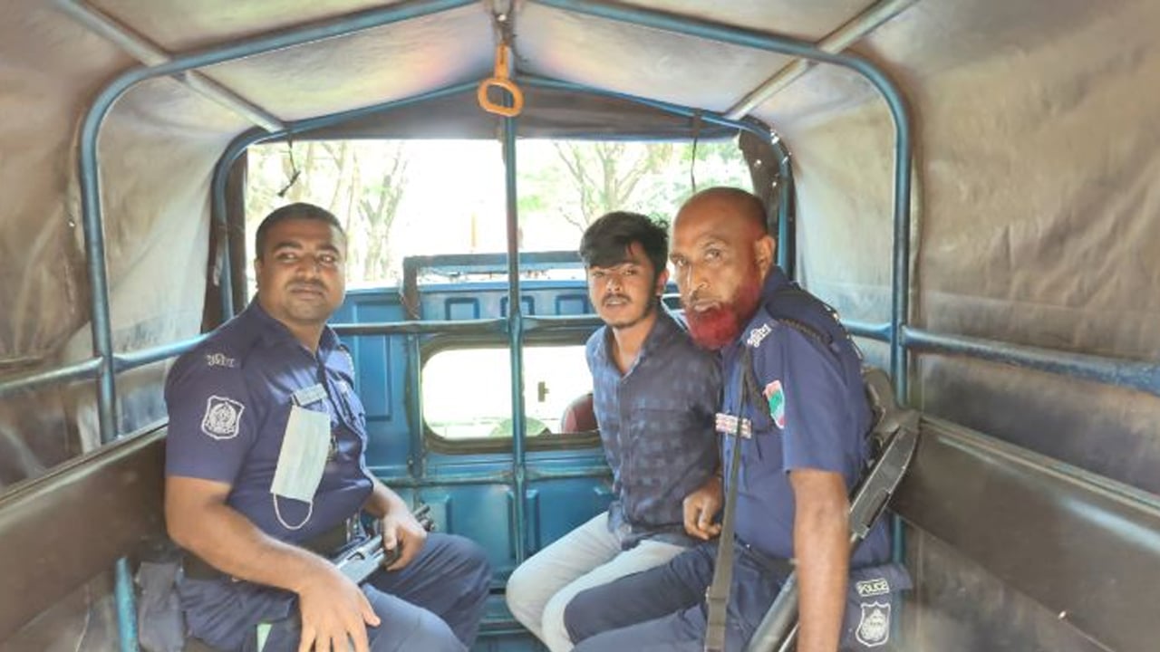 ইবিতে নিষিদ্ধ ছাত্রলীগ নেতা আটক