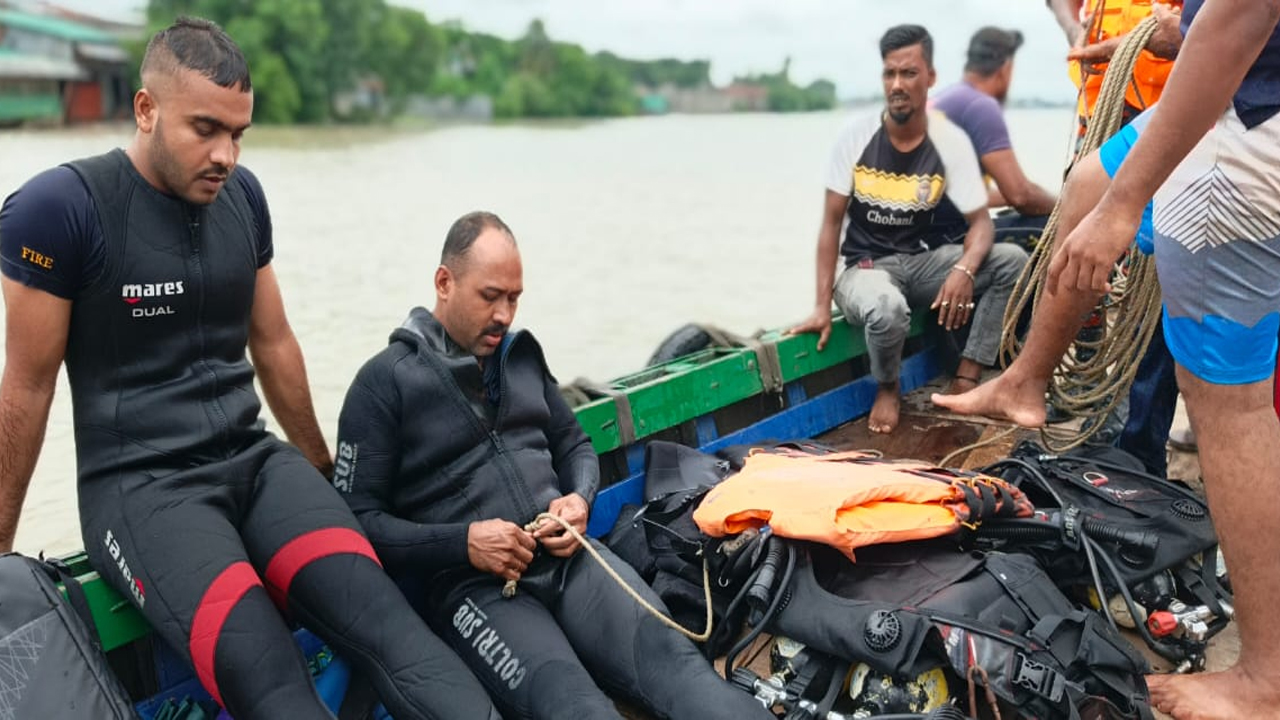 ফেরী-ট্রলার মুখোমুখি সংঘর্ষ; ১২ ঘন্টায়ও মেলেনি নিখোঁজের সন্ধান