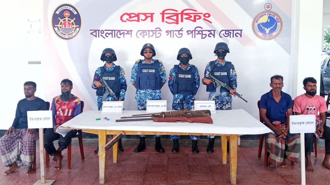 সুন্দরবনে ডাকাত দলের আস্তানা হতে অস্ত্র-গোলাবারুদসহ ৪ জেলে উদ্ধার