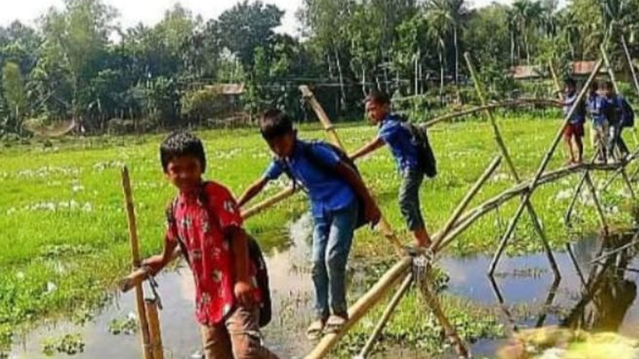 রাজিবপুরে বাঁশের সাঁকোতে ঝুঁকি নিয়ে পারাপার