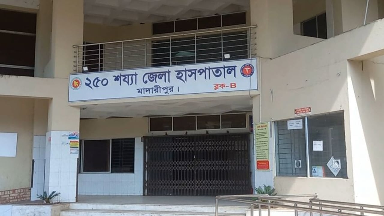 মাদারীপুরে দোকানে কাভার্ডভ্যান, নিহত ১