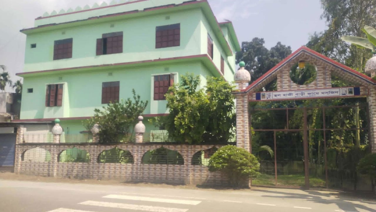 ছাত্রলীগ নেতাকে চাঁদা না দেয়ায় এক মাস বন্ধ মাদ্রাসা