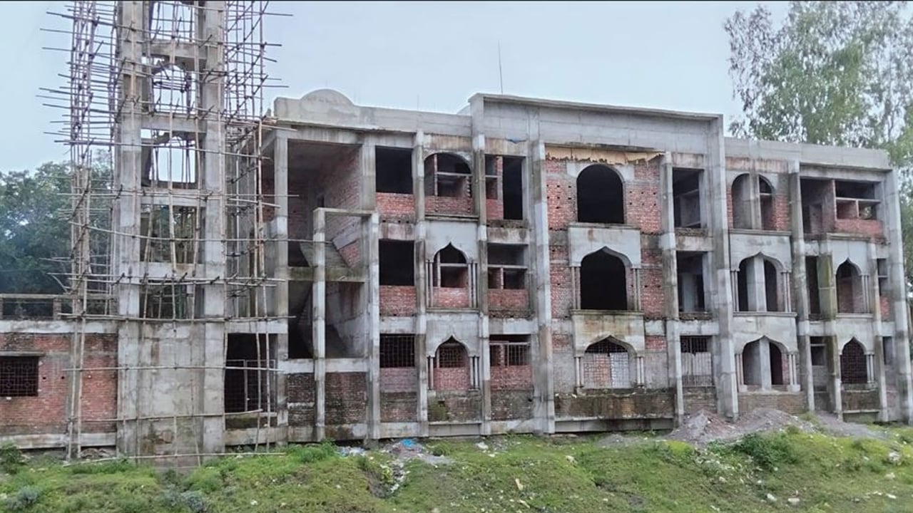 মডেল মসজিদ নির্মাণ: ১৮ মাসের কাজ শেষ হয়নি ৬ বছরেও