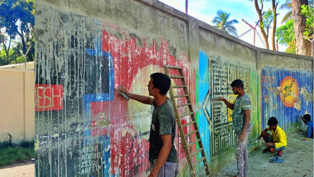 আওয়ামী ঠিকাদার দিয়ে গণঅভ্যুত্থানের গ্রাফিতি মুছে ফেলছেন জেলা প্রশাসক