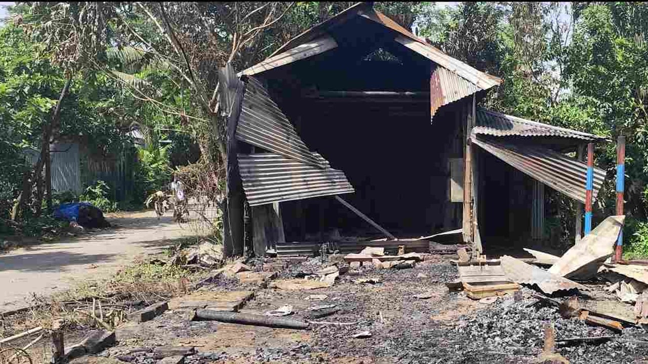 মদনে বসত ঘরে আগুন, পাল্টাপাল্টি অভিযোগ