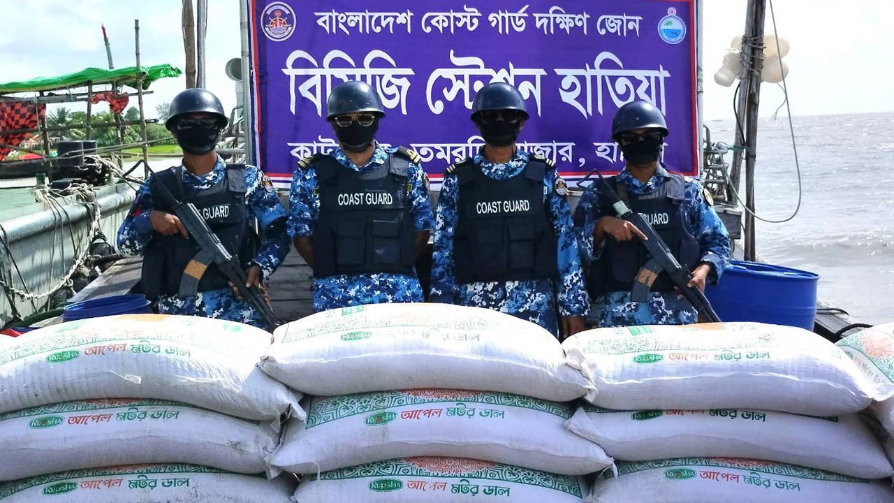 টাংকির খালে চোরাই পণ্য রেখে পালিয়েছে পাচারকারীরা