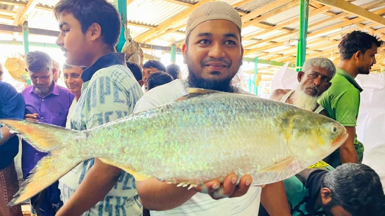 এক ইলিশের দাম ১৪ হাজার টাকা