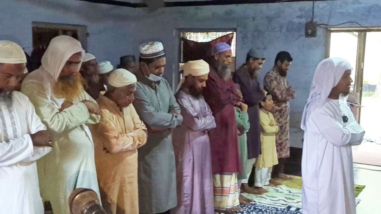 গাবতলীতে সৌদির সঙ্গে মিল রেখে ঈদের নামাজ অনুষ্ঠিত