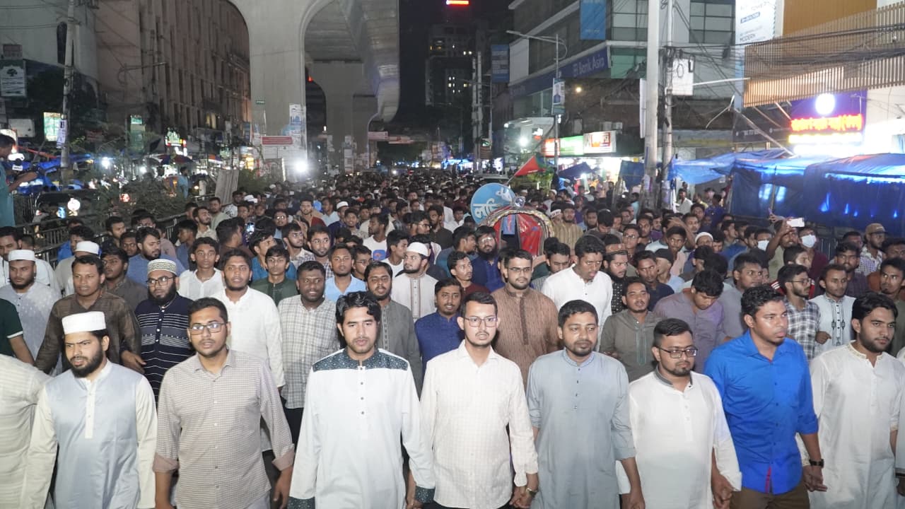জাকসু নির্বাচনে অব্যবস্থাপনার প্রতিবাদে রাজধানীতে শিবিরে বিক্ষোভ