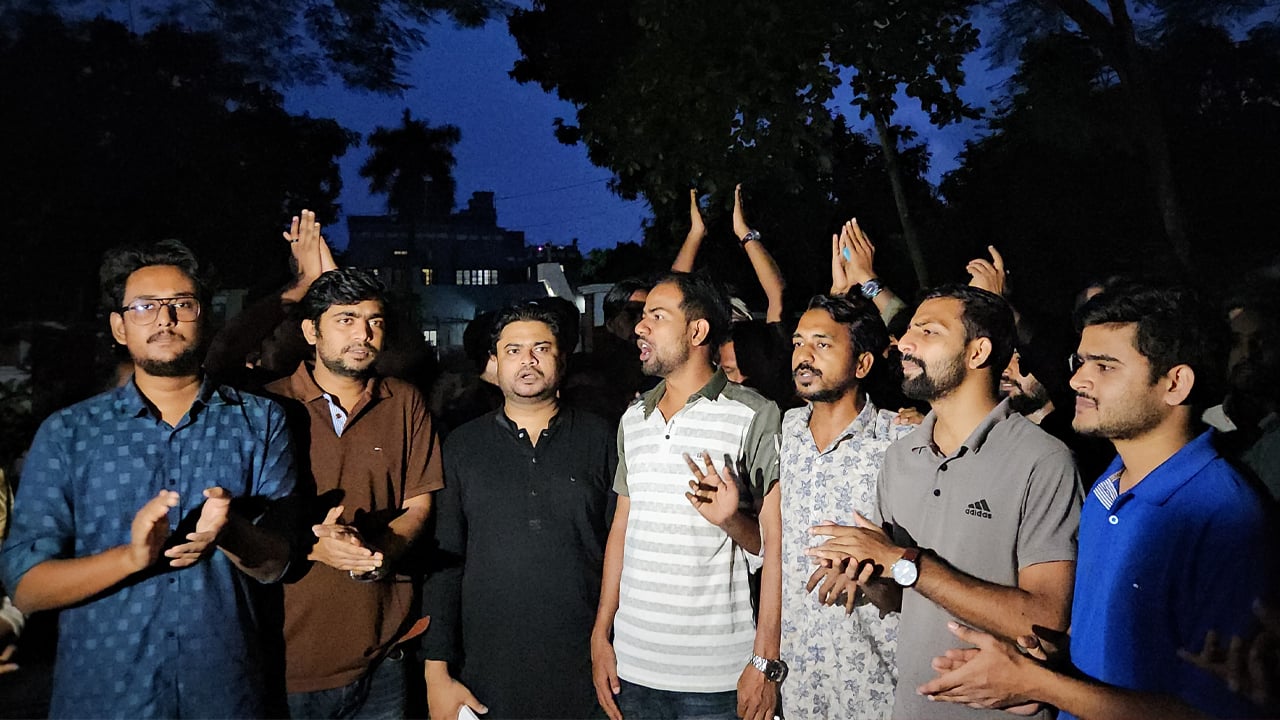 শিক্ষক নিয়োগে অনিয়ম: রাবি উপাচার্যের বাসভবনের সামনে ছাত্রদলের বিক্ষোভ