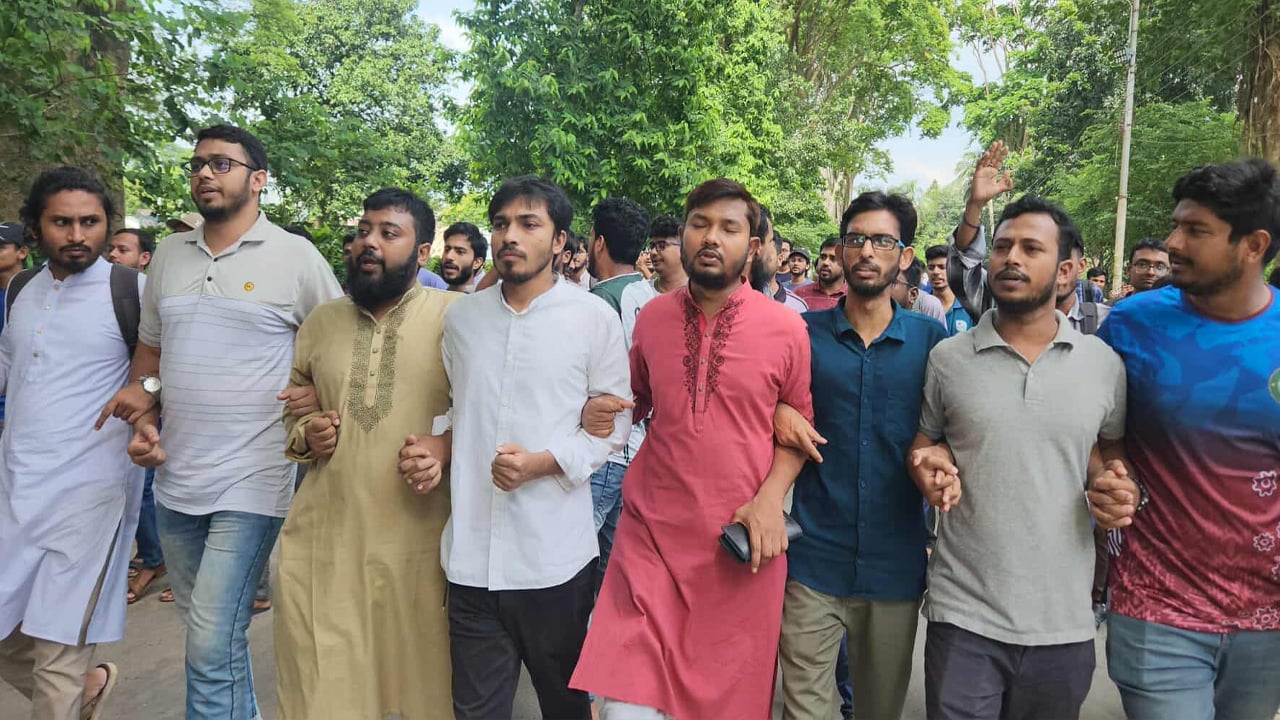 রাকসু নির্বাচনের তারিখ পেছানোর প্রতিবাদে শিবিরের বিক্ষোভ মিছিল