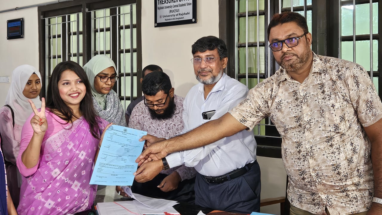 রাকসুর প্রথম নারী প্রার্থী হিসেবে মনোনয়ন নিলেন নিশা