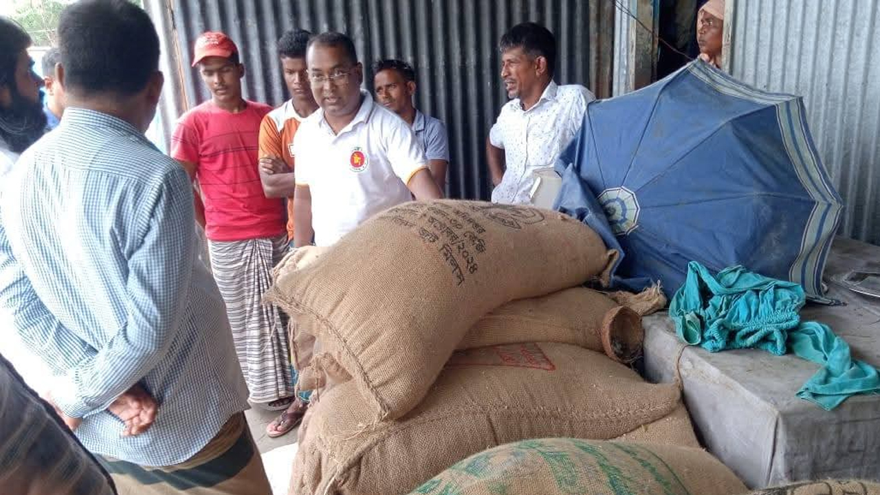 সিরাজগঞ্জে সরকারি ৩৫ বস্তা চাল উদ্ধার