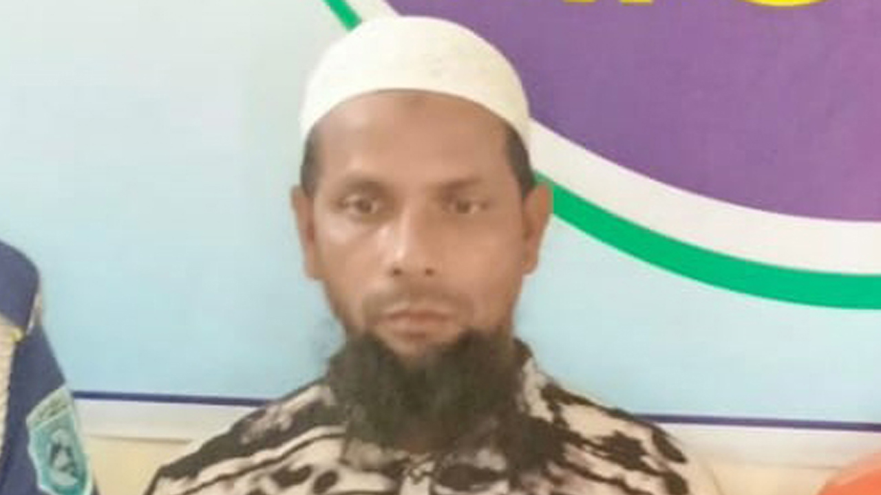 তারা বিবির নামে অ্যাকাউন্ট খুলে, নিজে কার্ডে লেনদেনকারী প্রতারক গ্রেপ্তার