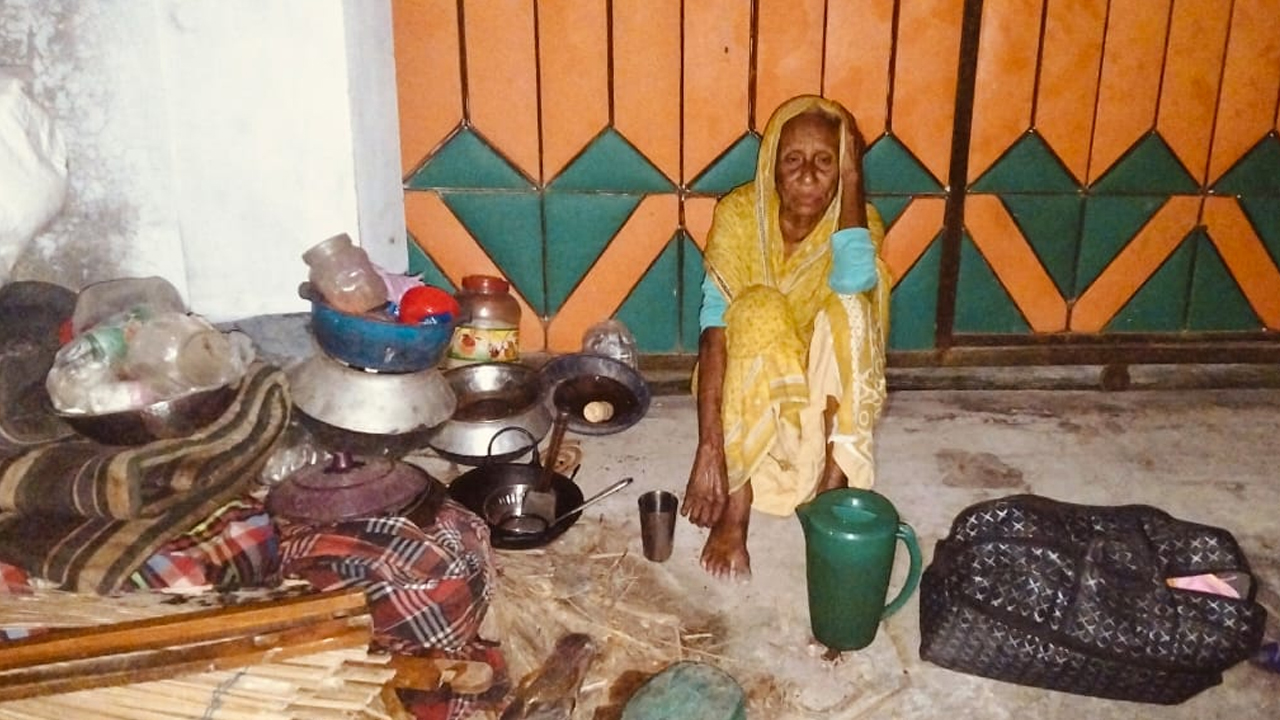 পার্বতীপুরে শতবর্ষী বৃদ্ধাকে উচ্ছেদের অভিযোগ