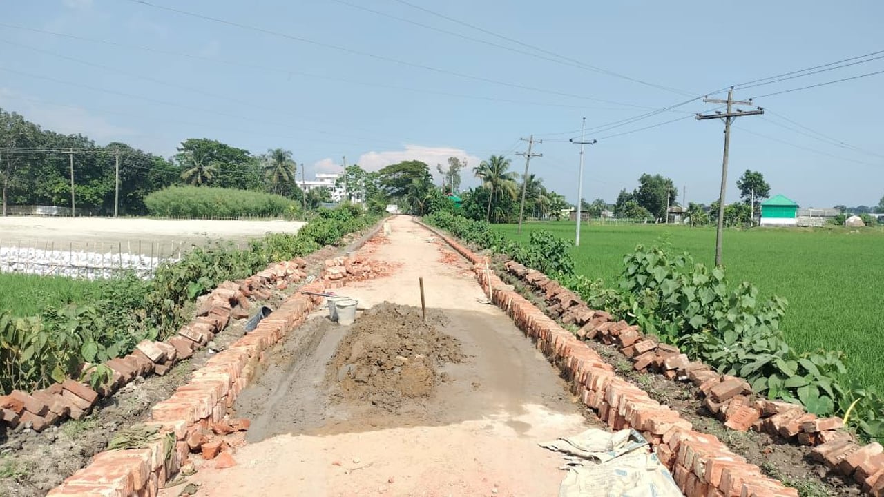পুরোপুরি ব্যবহার উপযোগী সড়ক অথচ পুনর্নির্মাণে বরাদ্দ ২ কোটি