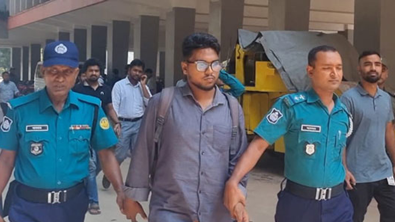 বিক্ষুব্ধ শিক্ষার্থীদের চাপে রুয়েট ছাত্রলীগ নেতাকে থানায় সোপর্দ
