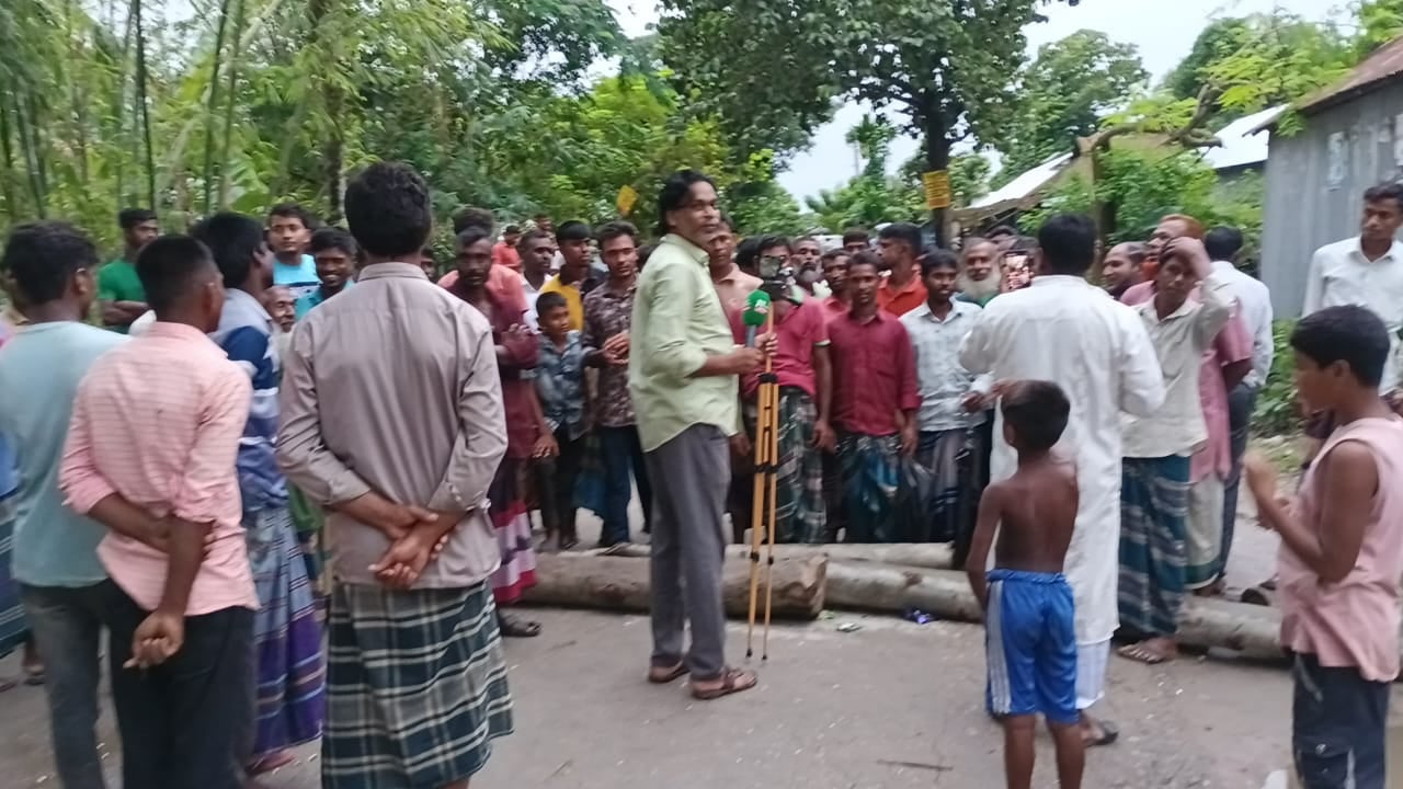 ভূরুঙ্গামারীতে সারের দাবিতে রাস্তা অবরোধ কৃষকদের