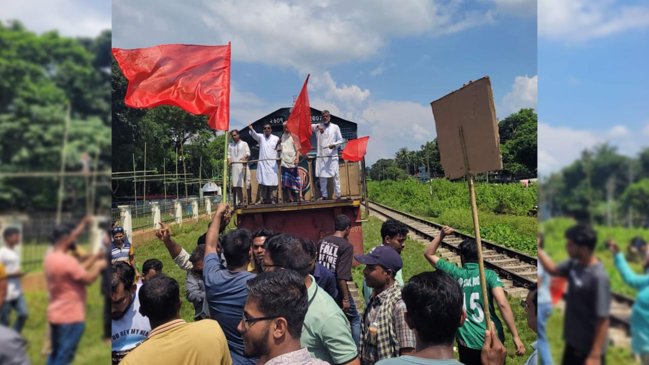 বিভিন্ন দাবিতে কুলাউড়ায় রেলপথ অবরোধ