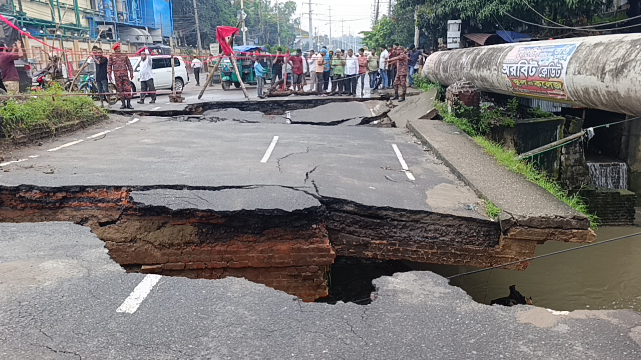 চট্টগ্রামে ভেঙে গেছে মূল সড়কের সেতু, সীমাহীন দুর্ভোগে  নগরবাসী