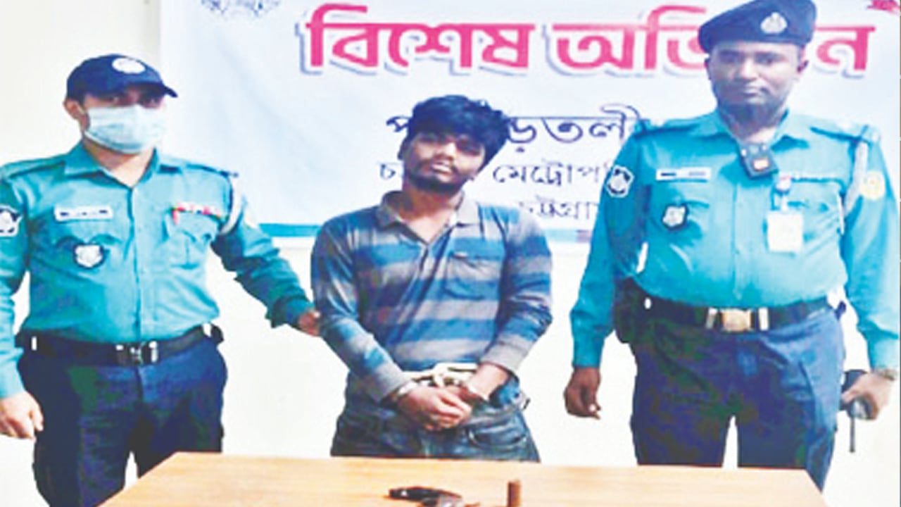 বিচারককে লক্ষ্য করে আসামির জুতা নিক্ষেপ