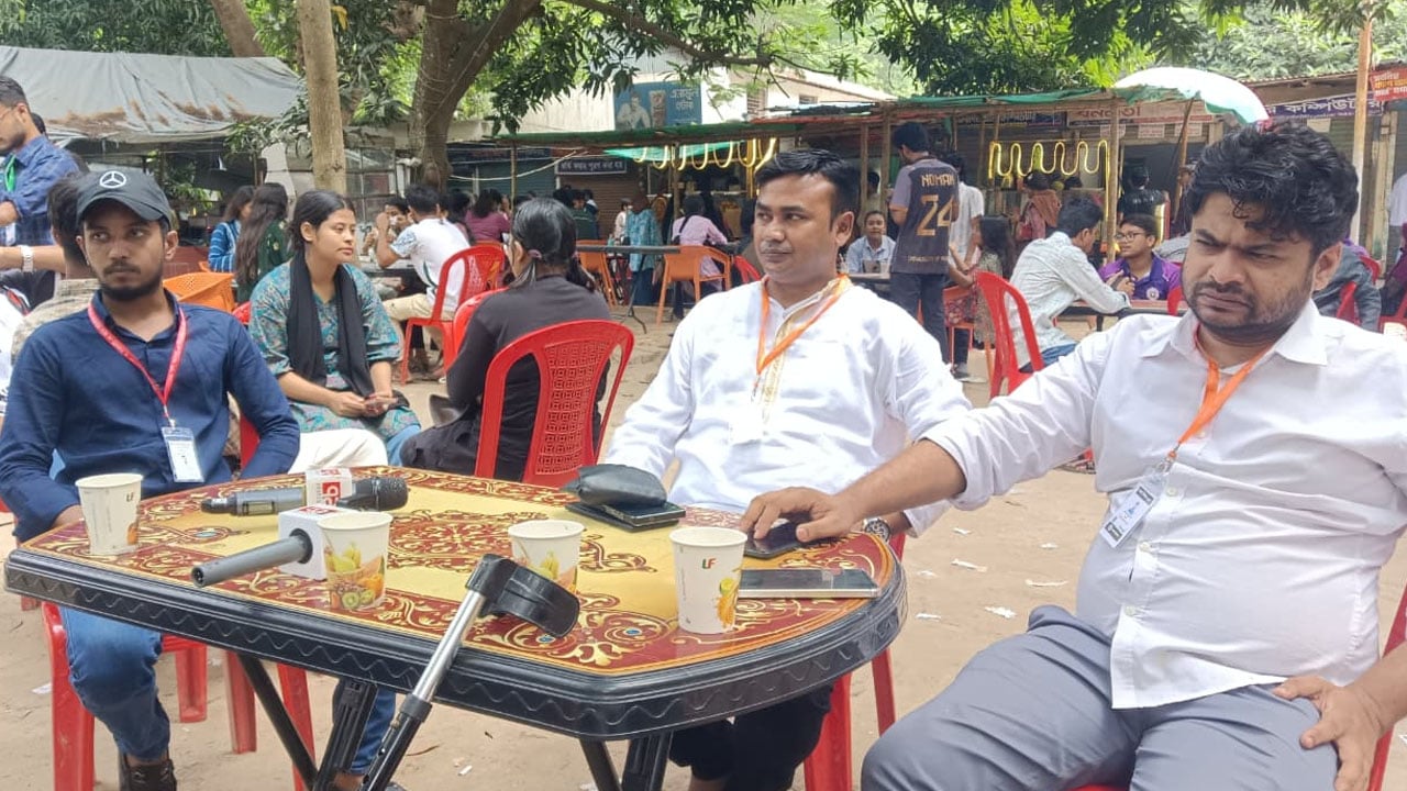 ভোট চলাকালে ক্যাম্পাসে ছাত্রদলের কেন্দ্রীয় নেতা, যা বলল নির্বাচন কমিশনার