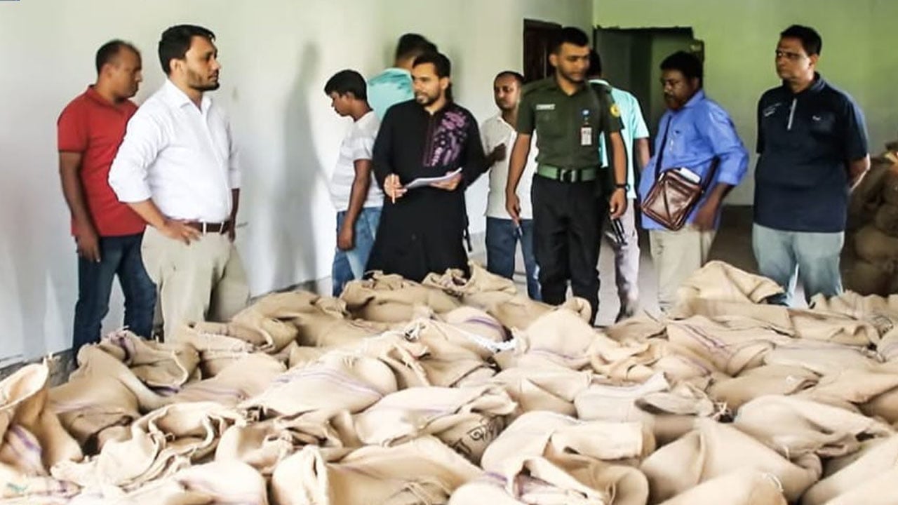বগুড়ার গাবতলীতে খাদ্যবান্ধবের ১৫৬ বস্তা চাল জব্দ