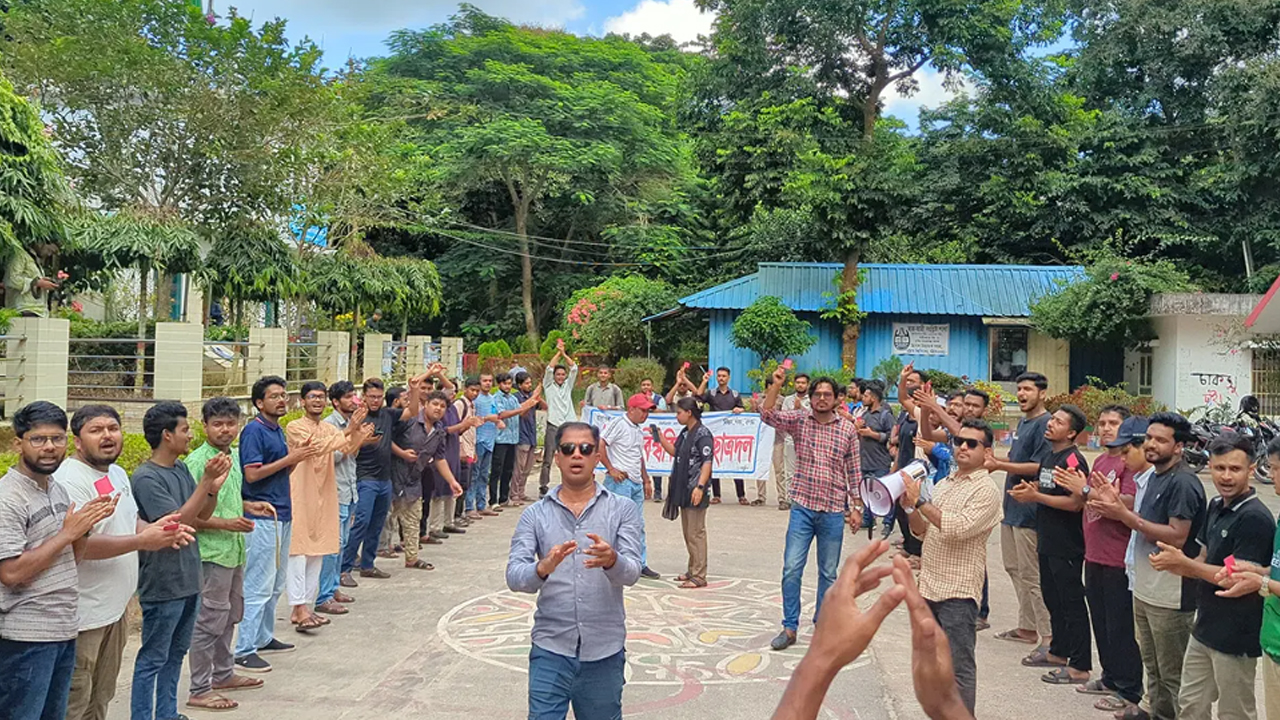 চবি প্রশাসনকে লাল কার্ড দেখাল ছাত্রদল