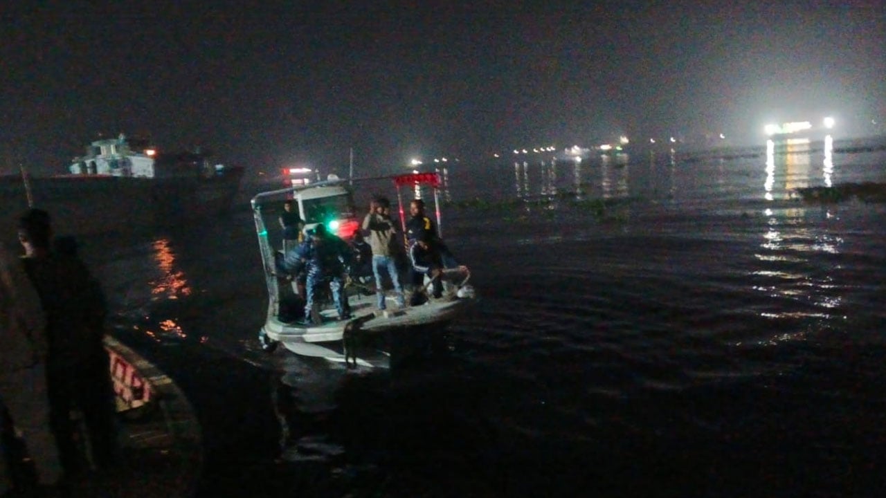 ফেরি থেকে ধলেশ্বরীতে পড়ল ট্রাক-অটোরিকশা ও মোটরসাইকেল, নিখোঁজ ৩