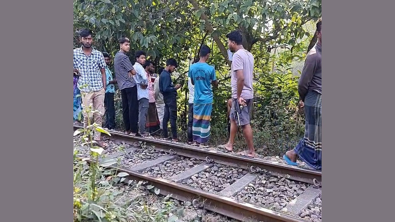 ফেনীতে গাছের সঙ্গে জজকোর্ট সেরেস্তাদারের ঝুলন্ত লাশ উদ্ধার