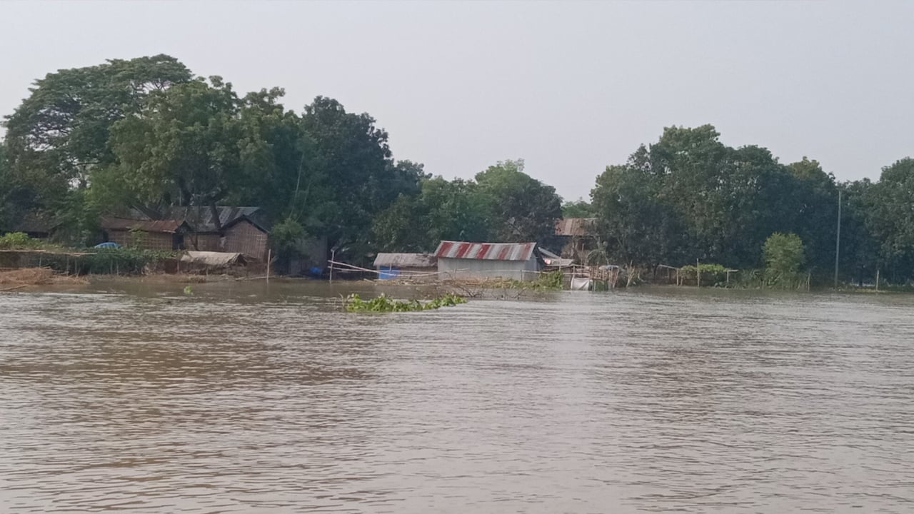 ভারত থেকে ধেয়ে আসা পানিতে আকস্মিক বন্যায় প্লাবিত শিবগঞ্জ