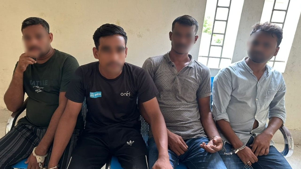 বেনাপোলে ইমিগ্রেশন ফরম জালকারী চক্রের ৪ সদস্য আটক