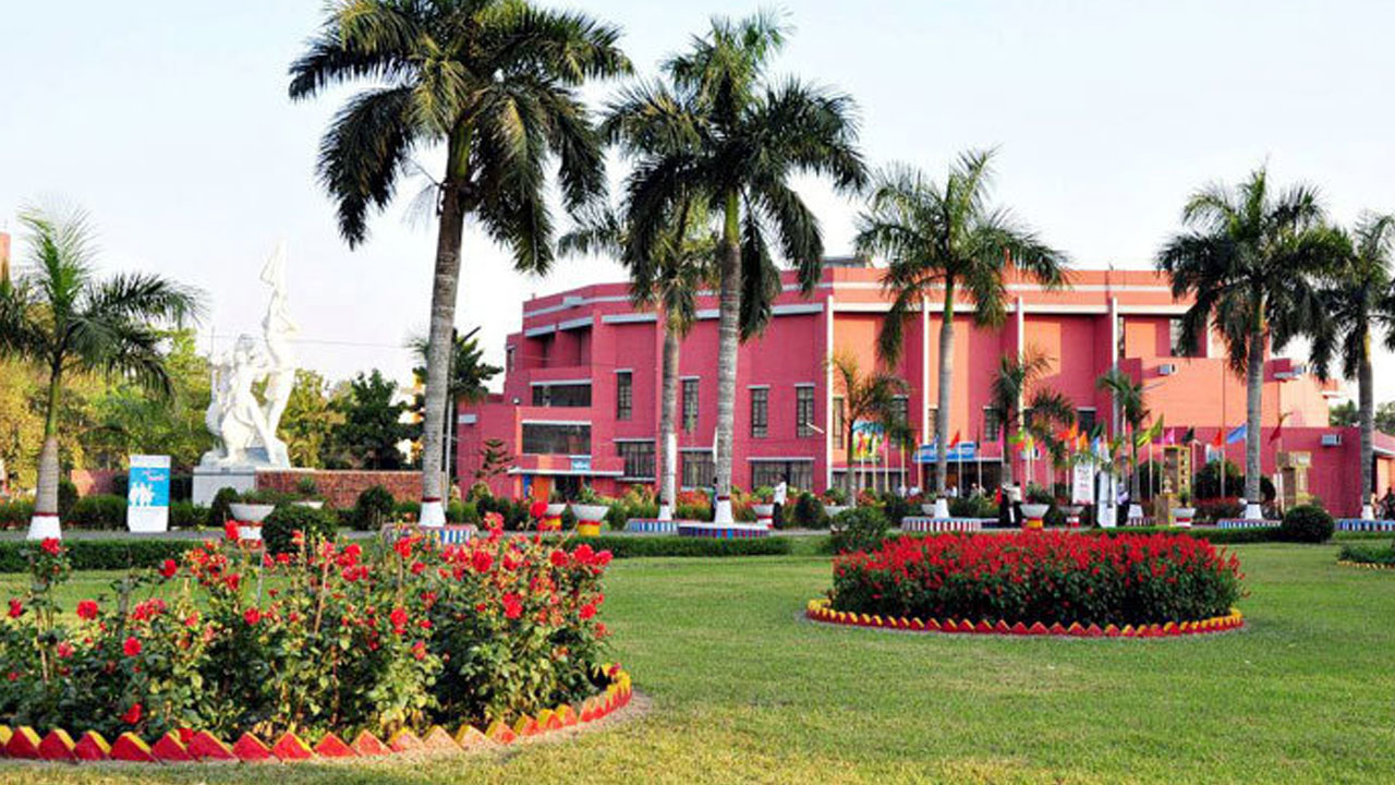 বাকৃবিতে শিক্ষকসহ ১৫৪ জনকে শাস্তি