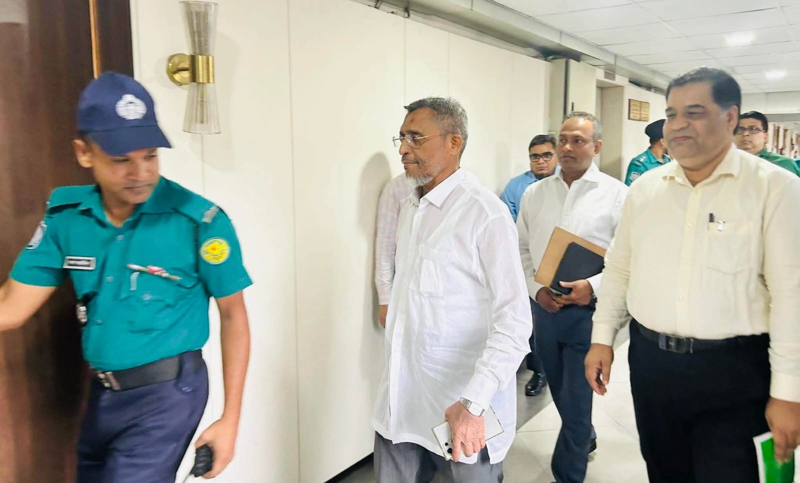 ১৮ বছর পর হঠাৎ যে কারণে স্বরাষ্ট্র মন্ত্রণালয়ে বাবর