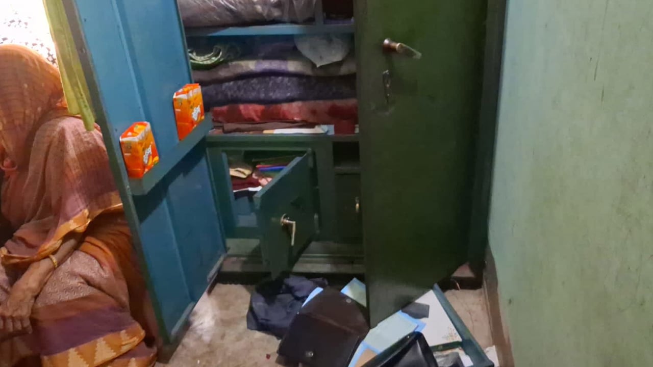 ডিবি পরিচয়ে ডাকাতি, পুলিশের সামনেই নগদ টাকা স্বর্ণালঙ্কার লুট