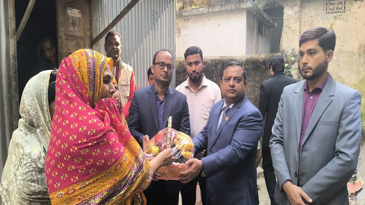 সিরাজগঞ্জে দুই জুলাই শহীদ পরিবারকে জেলা প্রশাসনের অর্থ সহায়তা