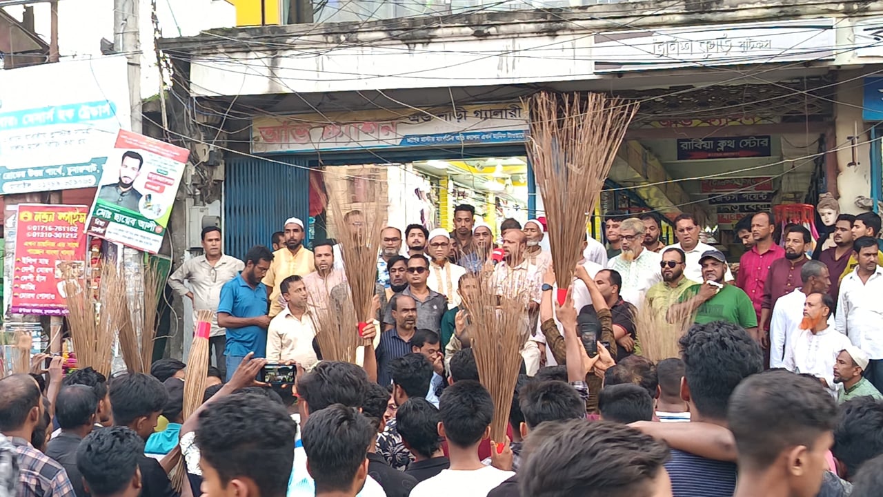 চুনারুঘাটে বিএনপির ‘পকেট কমিটির’ বিরুদ্ধে ঝাড়ু মিছিল