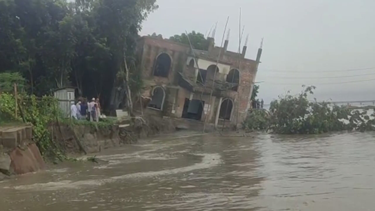 চোখের পলকে নদীগর্ভে মসজিদ, জাজিরায় পদ্মার ভাঙন