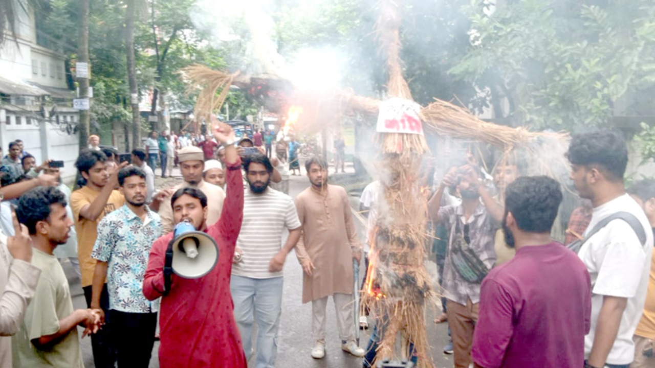 রাজধানীতে জি এম কাদেরের কুশপুত্তলিকা দাহ