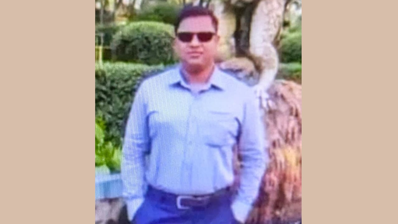 বাড়িতে এসে চাচাতো ভাইকে পিটিয়ে হাসপাতালে পাঠালেন পুলিশ সদস্য