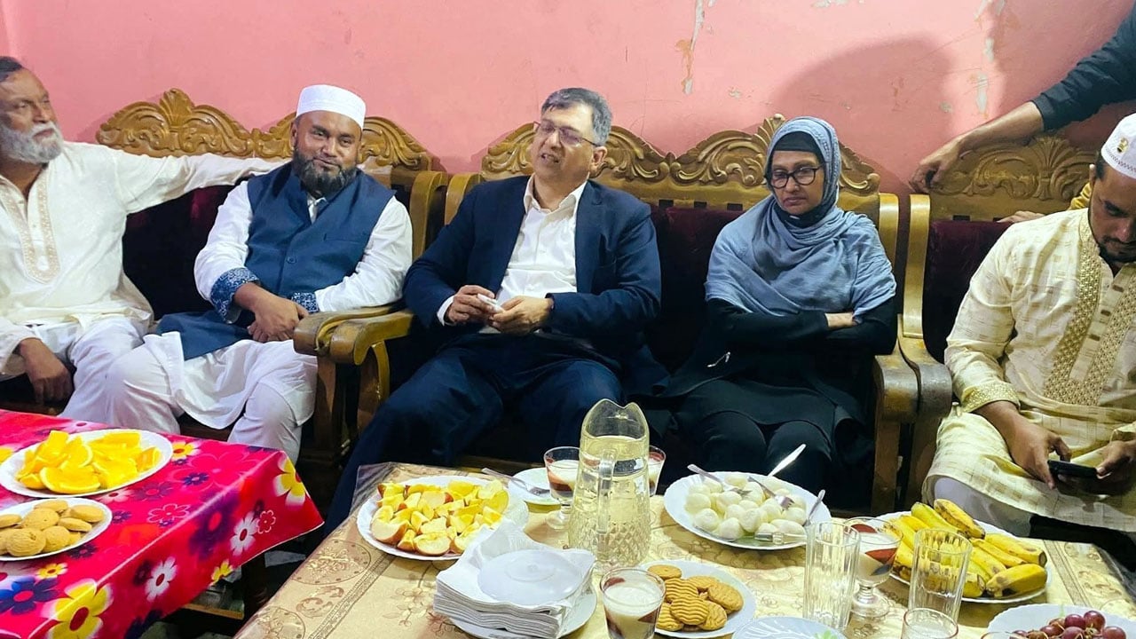 কক্সবাজার এসেই প্রতিদ্বন্দ্বী জামায়াত প্রার্থীর বাড়িতে সালাহউদ্দিন আহমদ