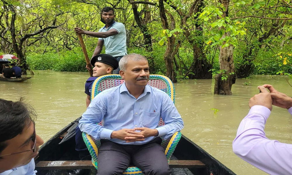 রাতারগুলে নৌকায় ঘুরলেন, মাঝিদের গানও শুনলেন আইন উপদেষ্টা