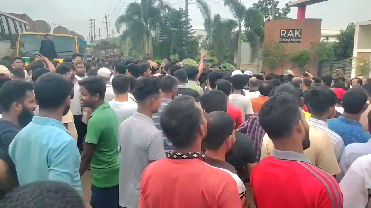 শ্রীপুরে মহাসড়ক অবরোধ করে শ্রমিক বিক্ষোভ