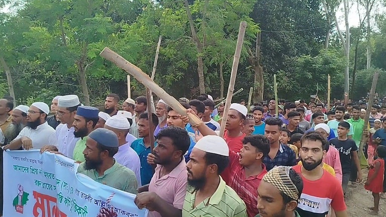 নবীজিকে (সা.) কটূক্তিকারীর ফাঁসির দাবিতে কিশোরগঞ্জে বিক্ষোভ-মানববন্ধন