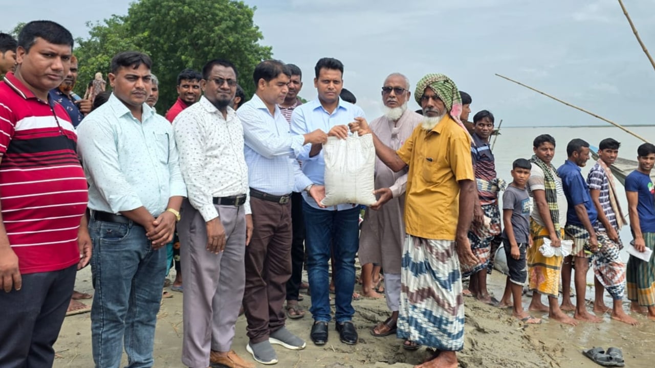 শিবগঞ্জে ত্রাণ পেলো বানভাসি ৭ শতাধিক পরিবার